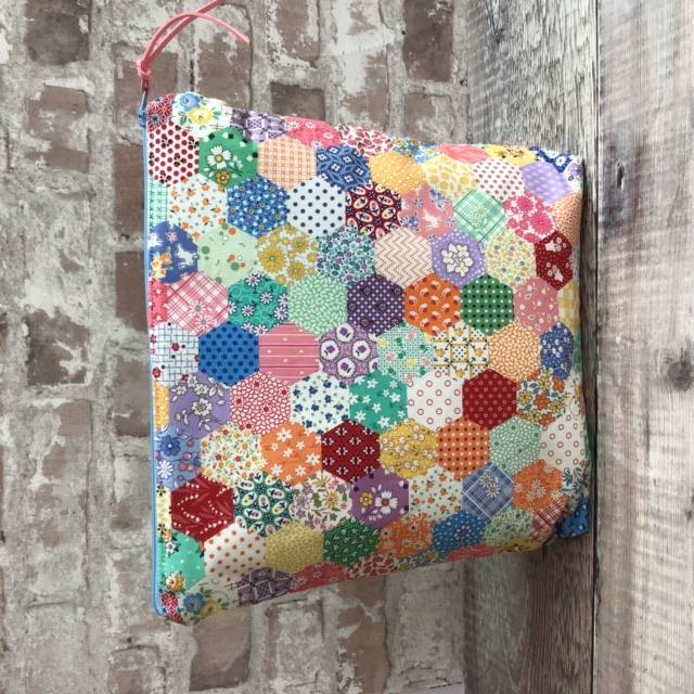 Hexi Medium Zipper Bag
