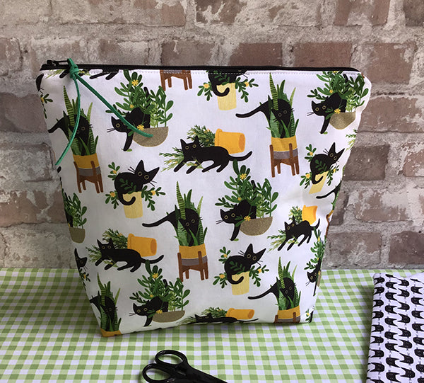 Black Cat Plants Medium Zipper Bag